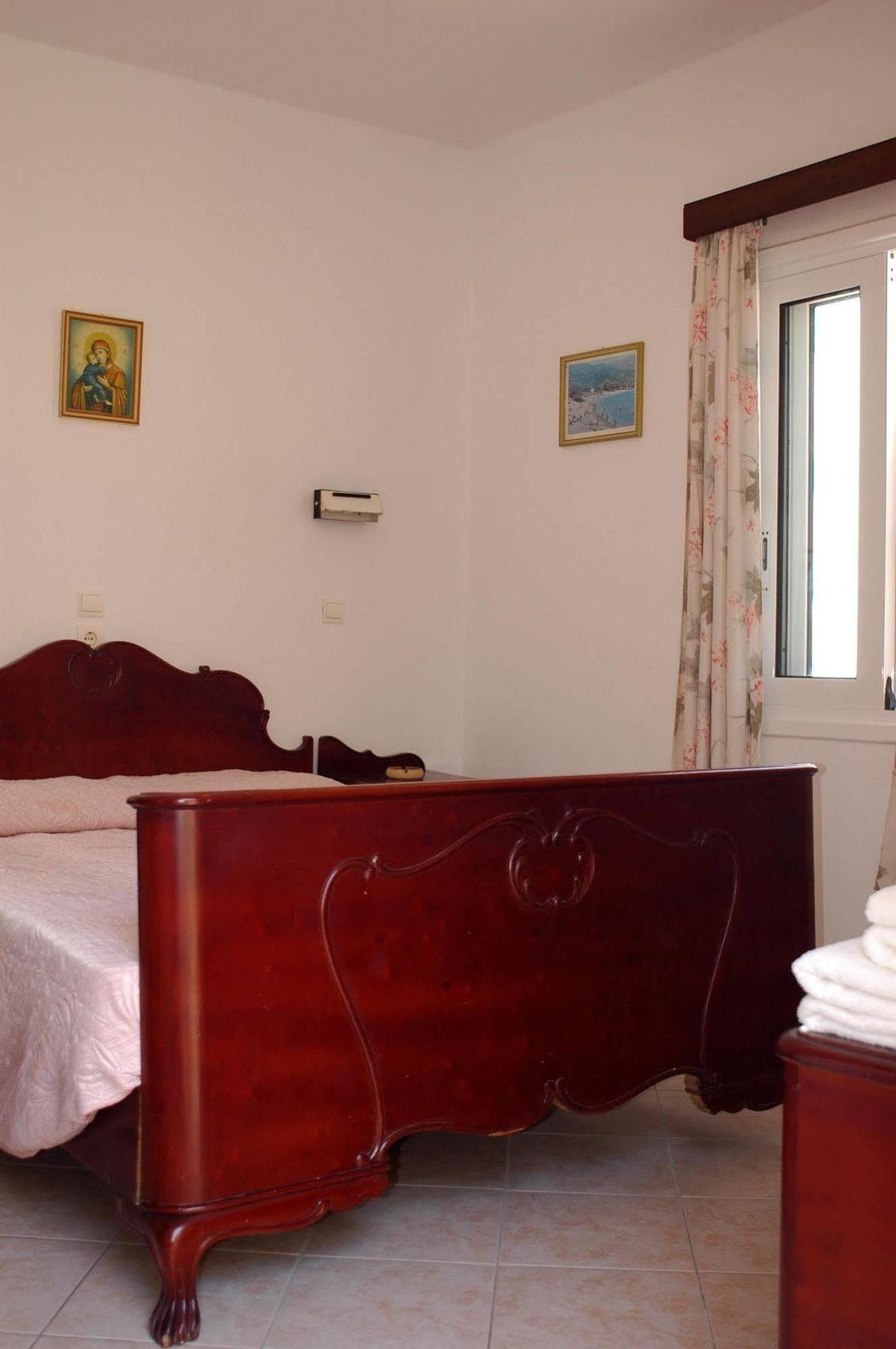 Avra Rooms Karpathos Bagian luar foto